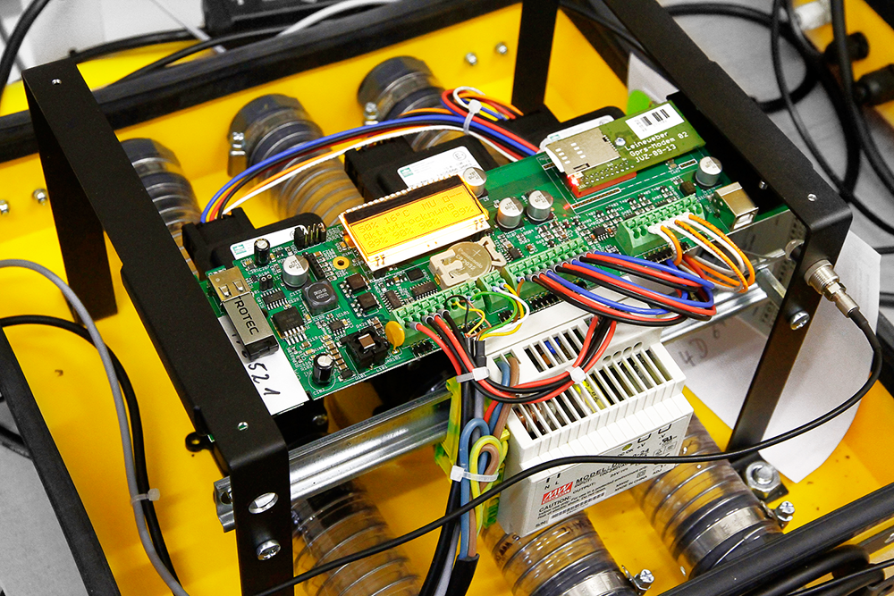 Styrelektroniken „Made in Germany“. Närbilden av mönsterkortet som är hjärtat av torknings-styrenheten med modem och display.