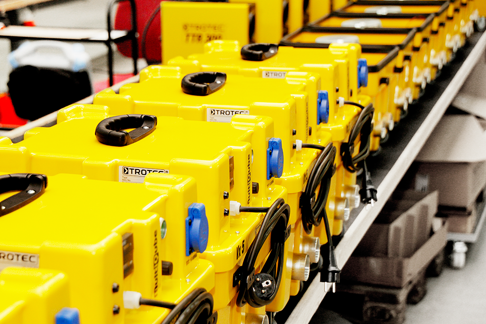 Tillverkning kräver precisionsarbete. Trotec satsar på erfarna, kvalificerade medarbetare bland annat i MultiQube-produktionen.